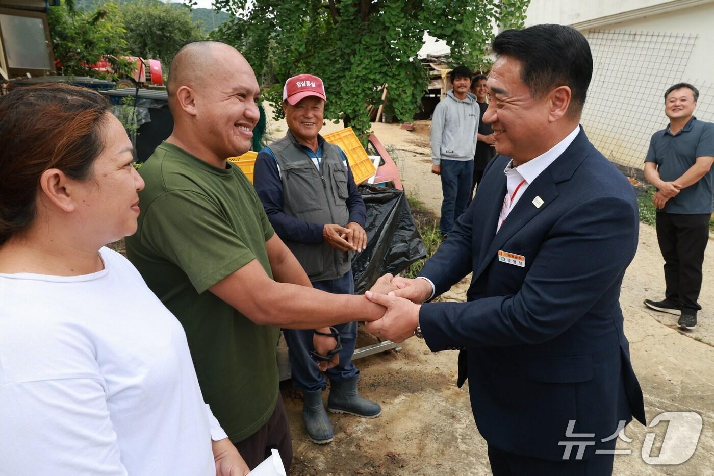 2일 정영철 영동군수가  투병 중인 필리핀 두마게티시 계절근로자를 위로하고 있다. &#40;영동군 제공, 재판매 및 DB금지&#41; /뉴스1
