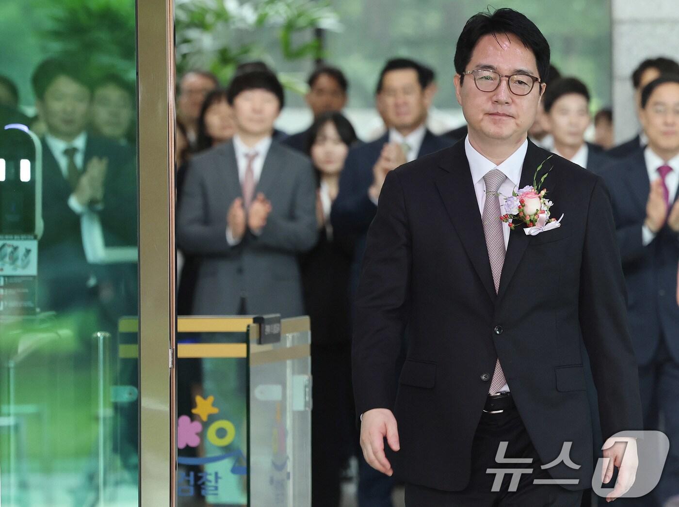 본문 이미지 - 심우정 검찰총장이 2일 퇴임식을 마치고 서초구 대검찰청을 나서고 있다. 2025.7.2/뉴스1 ⓒ News1 이동해 기자