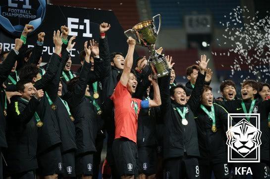 본문 이미지 - 동아시아 축구 최강을 가리는 E-1 챔피언십이 6년 만에 한국에서 열린다. 사진은 2019년 부산 대회 우승 장면(대한축구협회 제공)