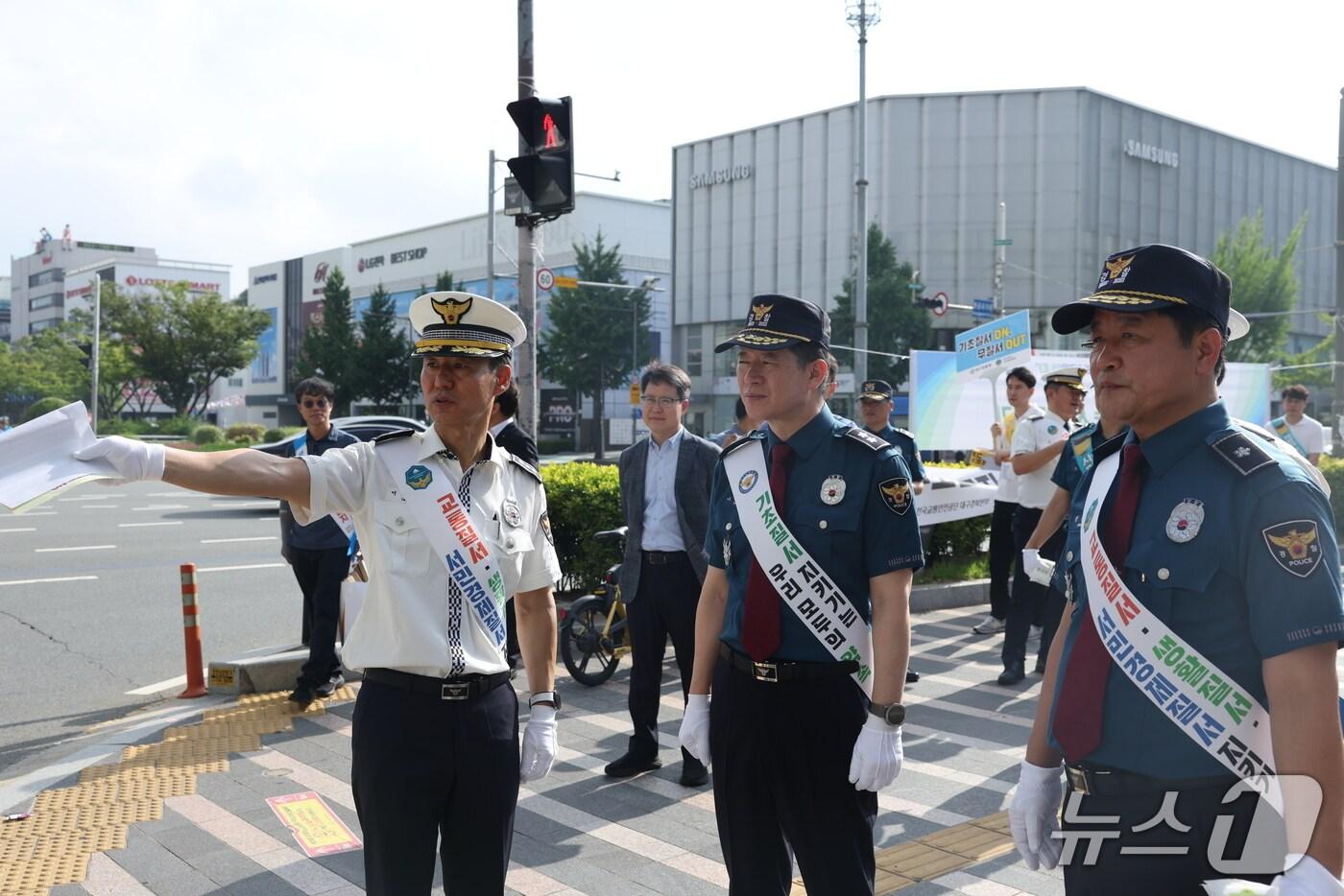 대구경찰청은 2일 도심 곳곳에서 교통·생활·서민경제 등 3대 기초질서 위반 행위 근절을 위한 캠페인을 실시했다. (대구경찰청 제공. 재판매 및 DB 금지) 2025.7.2/뉴스1
