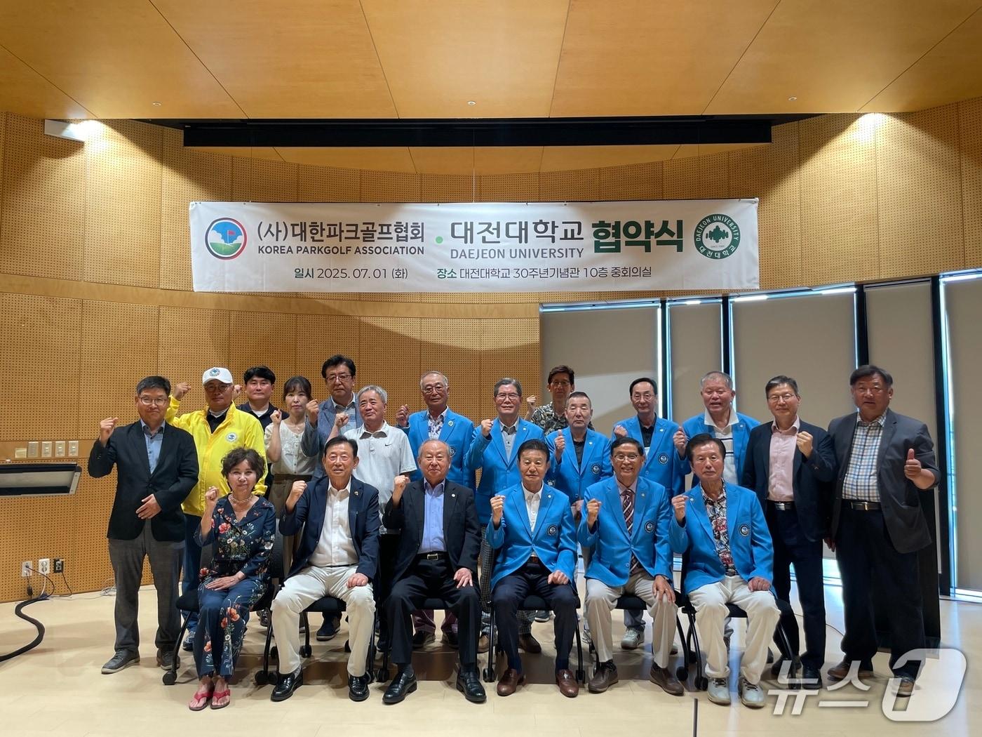 본문 이미지 - 대전대학교가 (사)대한파크골프협회와 파크골프 저변 확대 및 파크골프학과 활성화를 위해 업무 협약을 체결했다(대전대 제공.재판매 및 DB금지)/뉴스1