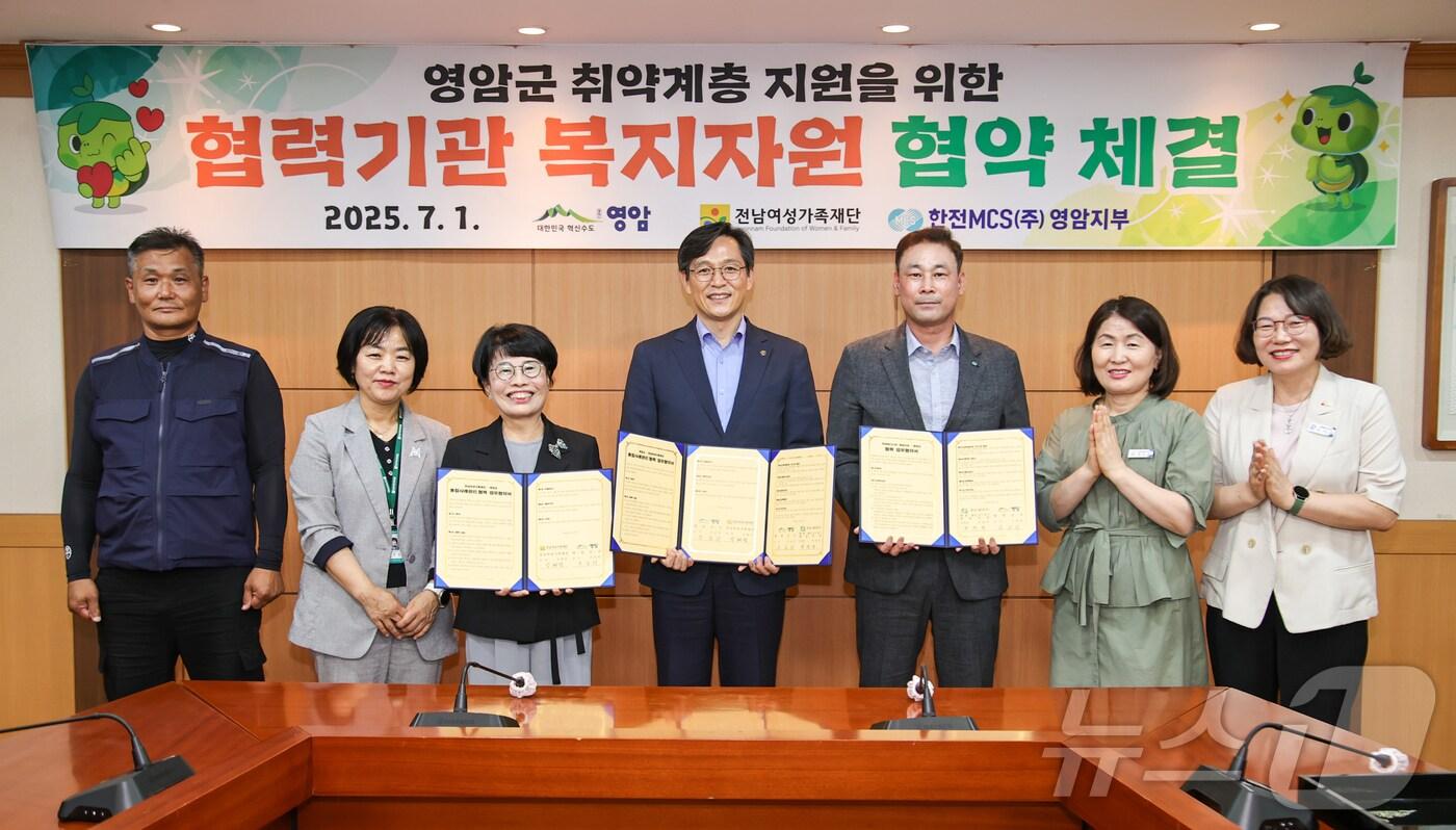 영암군.성혜란 전남여성가족재단 원장, 박정만 한전MCS 영암지점 지점장과 함께 취약계층 지원 협력기관 복지자원 협약 (영암군 제공. 재판매 및 DB금지) /뉴스1 