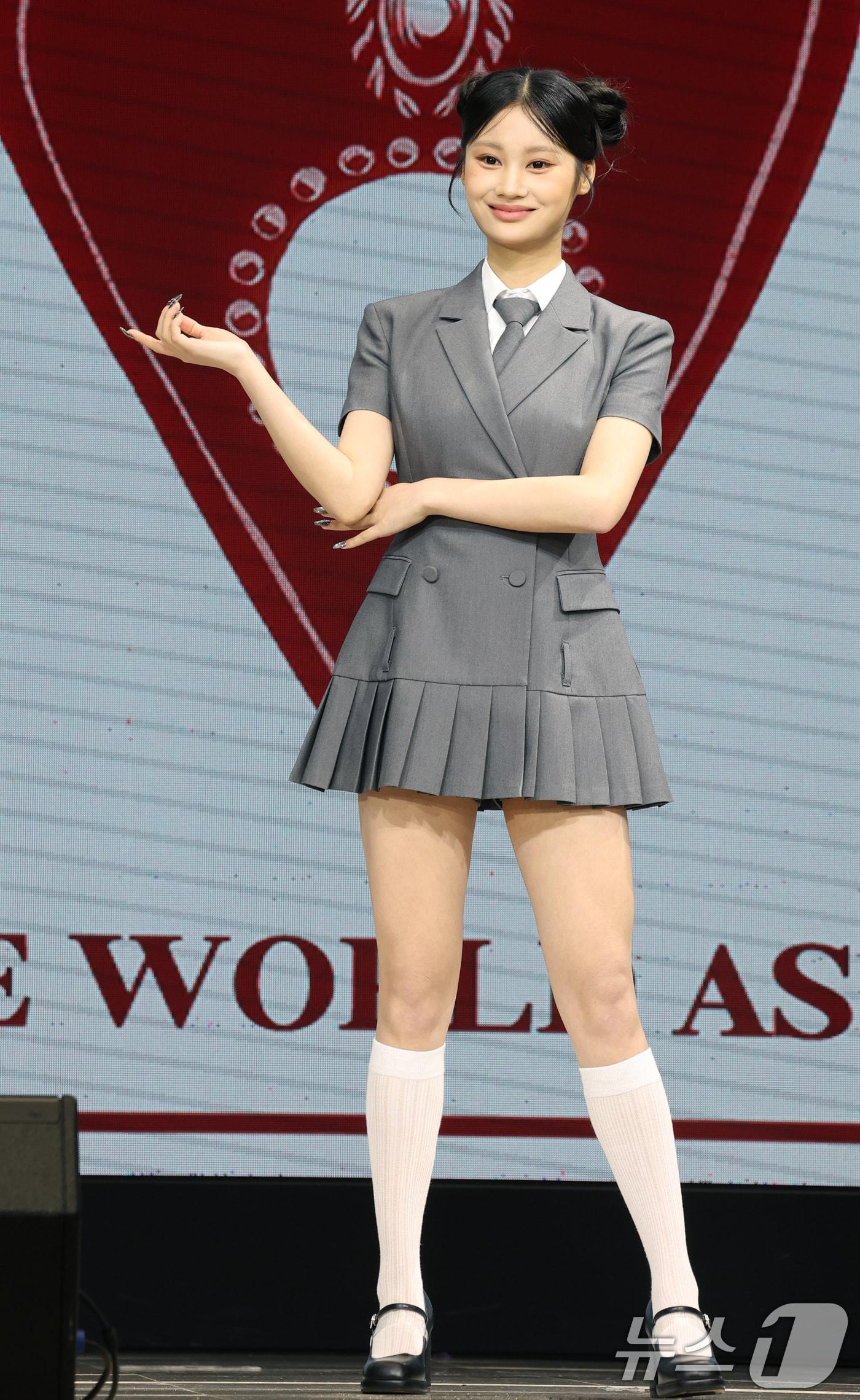 본문 이미지 - 블링원 케시가 2일 오전 서울 중구 월드케이팝센터에서 열린 3집 디지털 싱글 ‘미스터’ 발매 기념 쇼케이스에서 포즈를 취하고 있다. 2025.7.2/뉴스1 ⓒ News1 권현진 기자