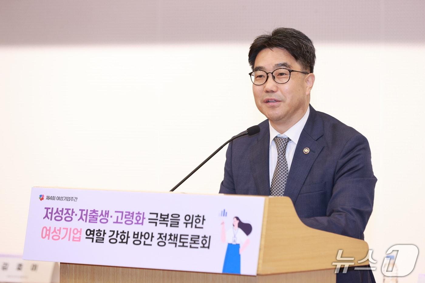 김성섭 중소벤처기업부 차관이 2일 &#39;저성장·저출생·고령화 극복을 위한 여성기업 역할 강화 방안 정책토론회&#39;에 참석해 인사말을 하고 있다.&#40;중소벤처기업부 제공&#41;