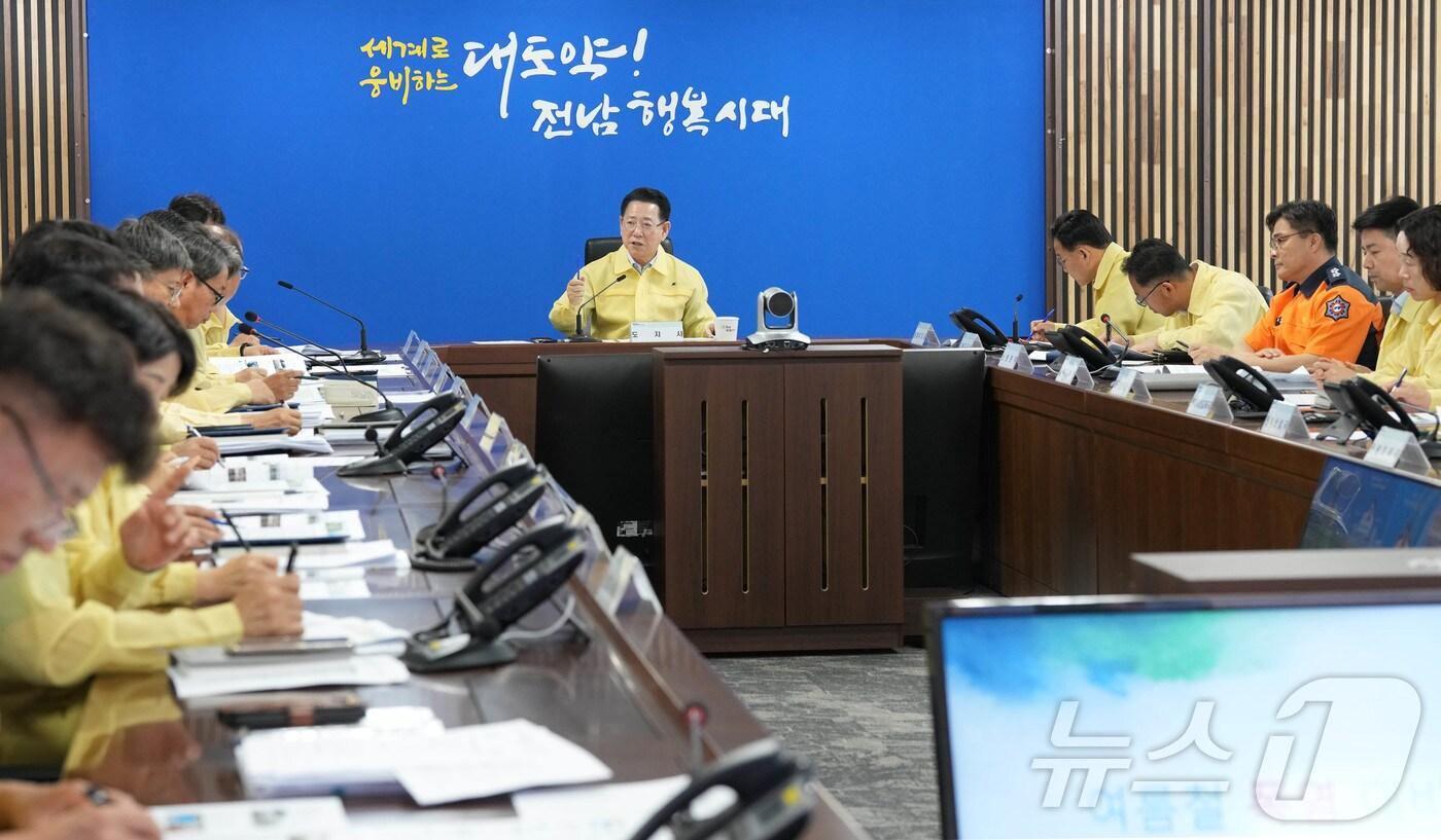김영록 전라남도지사가 2일 오전 도청 재난종합상황실에서 실·국장 및 시군 부단체장들이 영상으로 참석한 가운데 &#39;여름철 폭염 대처상황 점검회의&#39;를 주재하고 있다.&#40;전남도 제공. 재판매 및 DB금지&#41; 2025.7.2/뉴스1 
