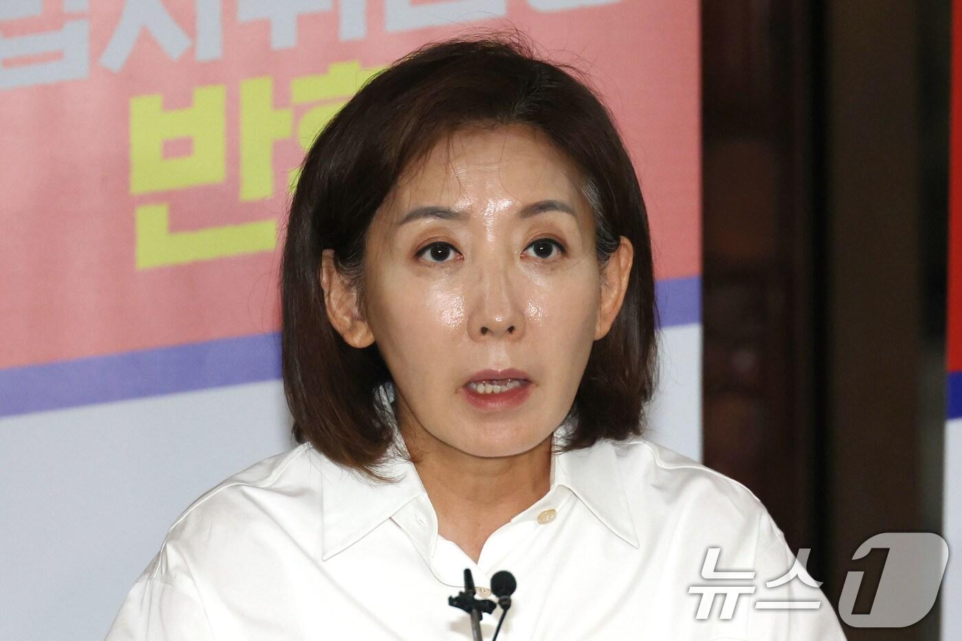 나경원 국민의힘 의원이 2일 오전 서울 여의도 국회 로텐더홀에서 향후 대여 견제 행동계획 등을 밝히는 기자회견을 하고 있다. 나 의원은 지난달 27일 부터 김민석 국무총리 후보자 지명 철회와 여당의 법제사법위원장직 반환 등을 촉구하며 국회 로텐더홀에서 숙식 농성을 하고 있다. 2025.7.2/뉴스1 ⓒ News1 이광호 기자