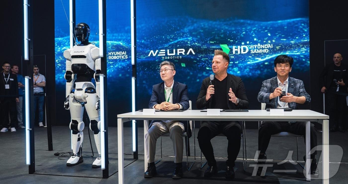 HD현대삼호는 최근 독일 뮌헨에서 HD현대로보틱스, 노이라 로보틱스와 함께 '조선산업 인숍(In-shop) 4족 보행 휴머노이드 로봇 개발 및 실증을 위한 협약'을 체결했다.(HD현대삼호 제공, 재배포 및 DB 금지) 2025.7.2/뉴스1