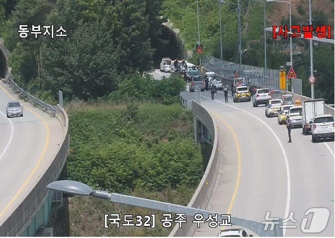 본문 이미지 -  공주 사곡면 신영터널 교통사고 현장. (도로공사 CCTV갈무리, 재판매 및 DB금지) / 뉴스1