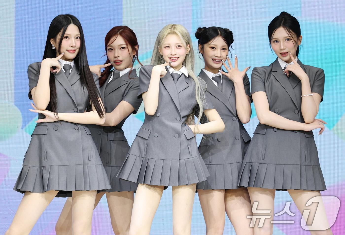 블링원이 2일 오전 서울 중구 월드케이팝센터에서 열린 3집 디지털 싱글 ‘미스터’ 발매 기념 쇼케이스에서 '버블검'을 선보이고 있다. 2025.7.2/뉴스1 ⓒ News1 권현진 기자