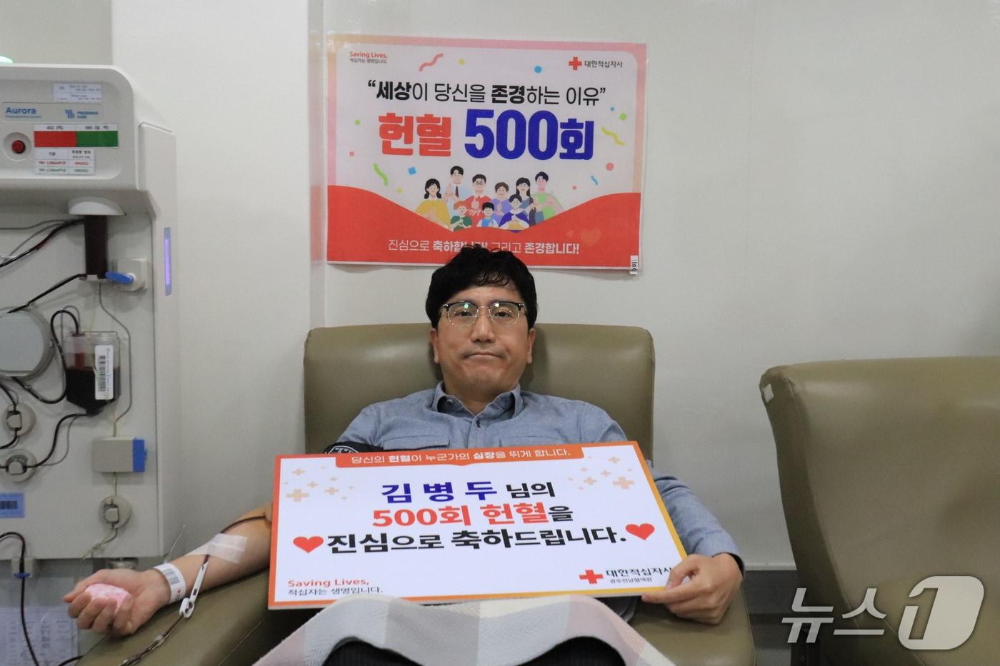 32년간 총 514회의 개인 헌혈을 기록한 김병두 광주 북구청 복지관리과 주무관이 헌혈하고 있다. (대한적십자사 제공. 재판매 및 DB 금지)