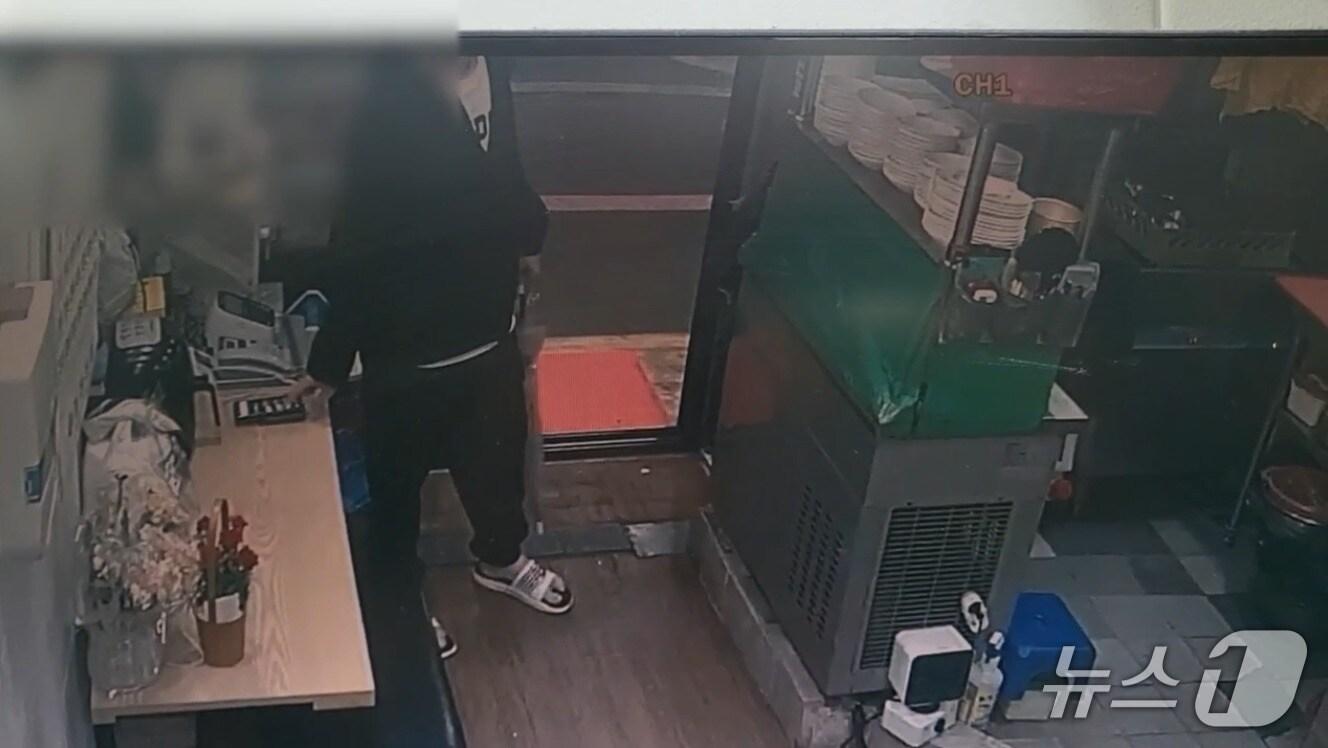 본문 이미지 - 전국을 돌며 점포 업주의 휴대전화와 카드 등을 훔쳐 돈을 빼돌린 20대가 구속 송치됐다. 사진은 범행 장면이 담긴 CCTV 화면(대전경찰청 제공) /뉴스1
