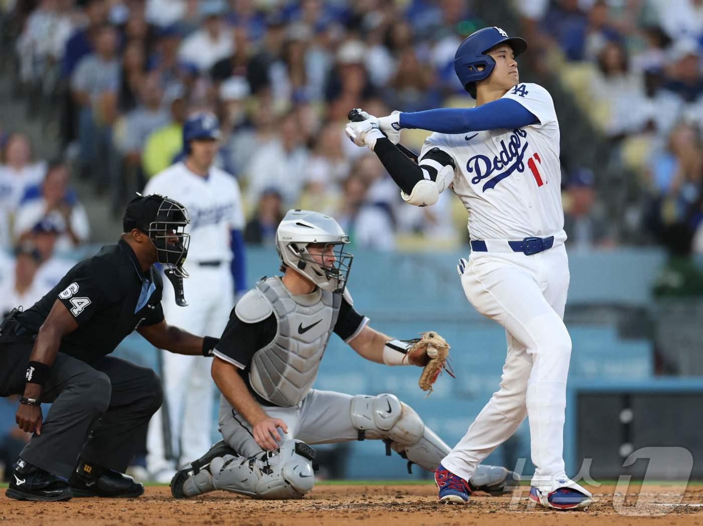 본문 이미지 - LA 다저스 오타니 쇼헤이가 2일&#40;한국시간&#41; 열린 메이저리그 시카고 화이트삭스전에서 4회말 솔로포를 터뜨렸다. ⓒ AFP=뉴스1
