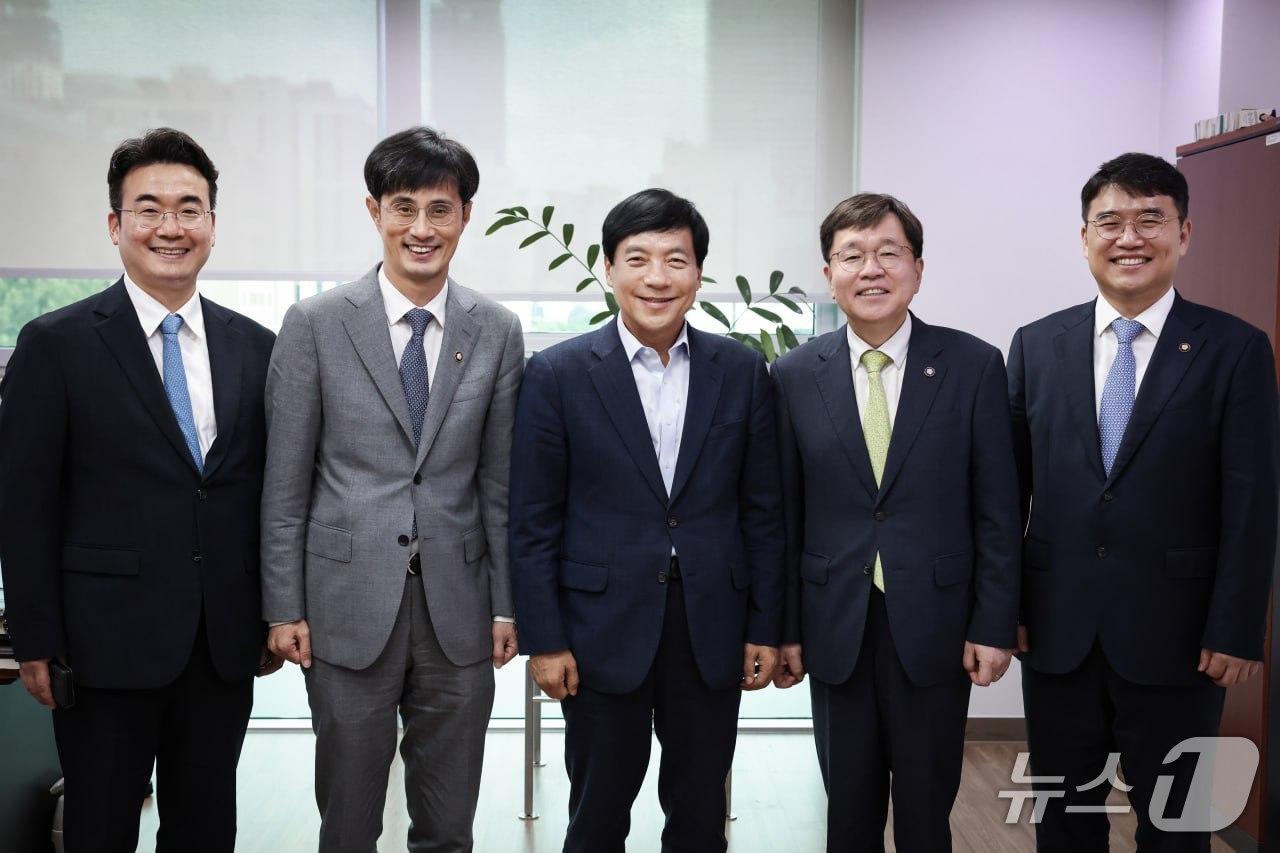 본문 이미지 - 이성윤 더불어민주당 국회의원(왼쪽 세번째)이 국회에서 법원행정처 간부들을 만나고 있다.(의원실제공. 재판매 및 DB금지)2025.7.2/뉴스1