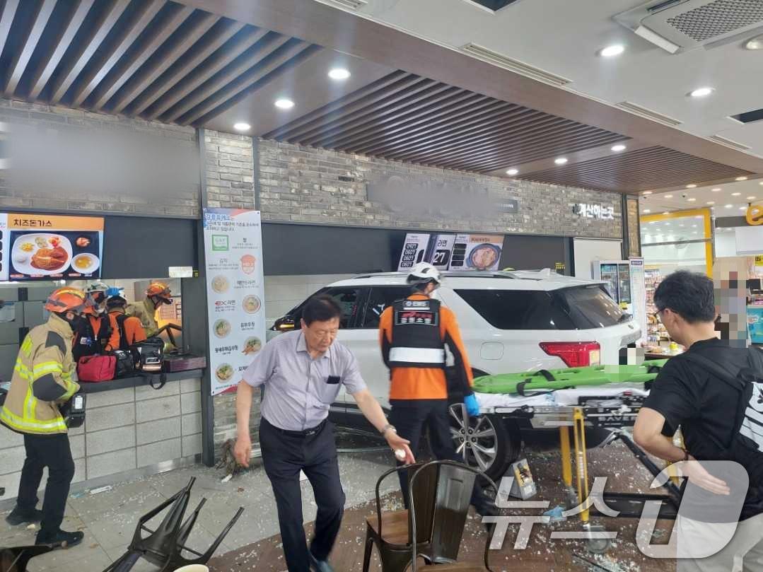 본문 이미지 - 2일 오전 11시32분께 강릉시 영동고속도로 강릉방향 대관령휴게소에서 SUV 차량이 휴게소 내 식당으로 돌진해 시민 16명이 다쳐 병원으로 이송됐다. 경찰은 정확한 사고 원인을 조사중이다. 2025.7.2/뉴스1