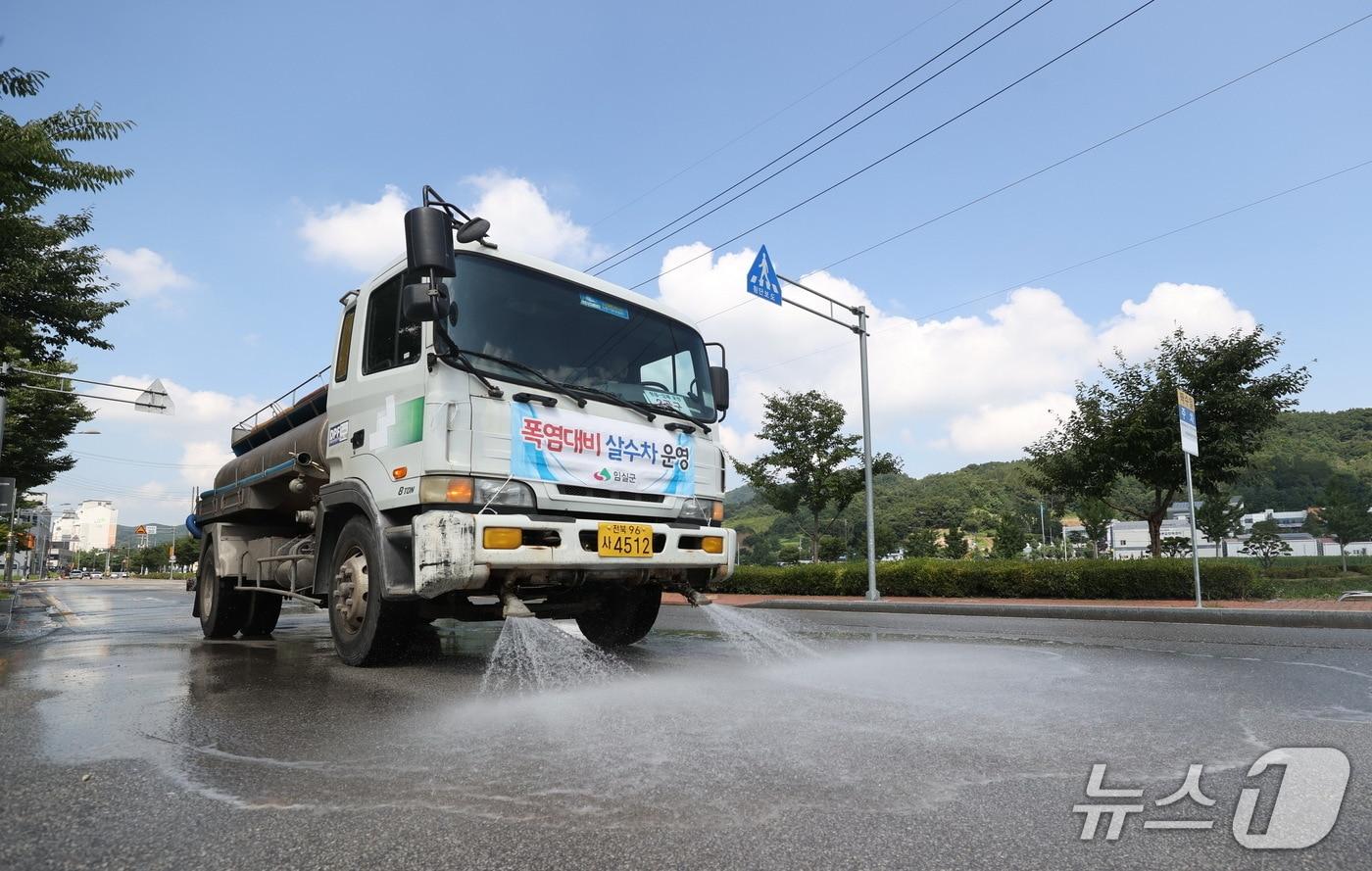 전북 임실군이 무더위를 식히기 위해 살수차를 운영하고 있다.&#40;임실군제공. 재판매 및 DB금지&#41;@025.7.2/뉴스1