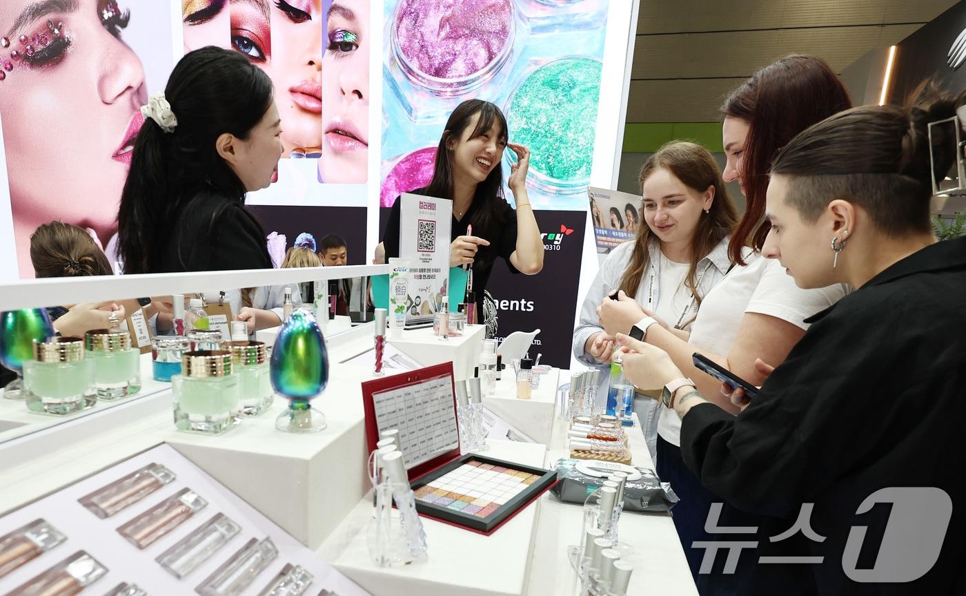 서울 강남구 코엑스에서 열린 퍼스널 케어 원료 B2B 전시회 '인-코스메틱스 코리아'에서 외국인 참관객들이 제품을 살펴보고 있다. 2025.7.2/뉴스1 ⓒ News1 구윤성 기자