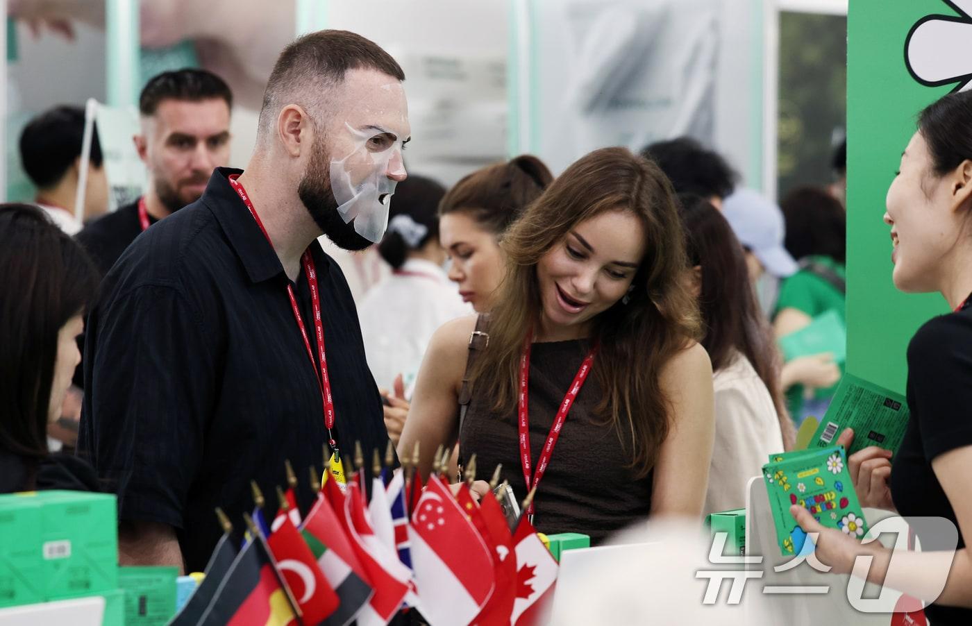 서울 강남구 코엑스에서 열린 글로벌 뷰티·화장품 전문 전시회 &#39;2025 인터참코리아&#39;에서 외국인 참관객이 마스크팩을 착용하고 있다. /뉴스1 ⓒ News1 구윤성 기자