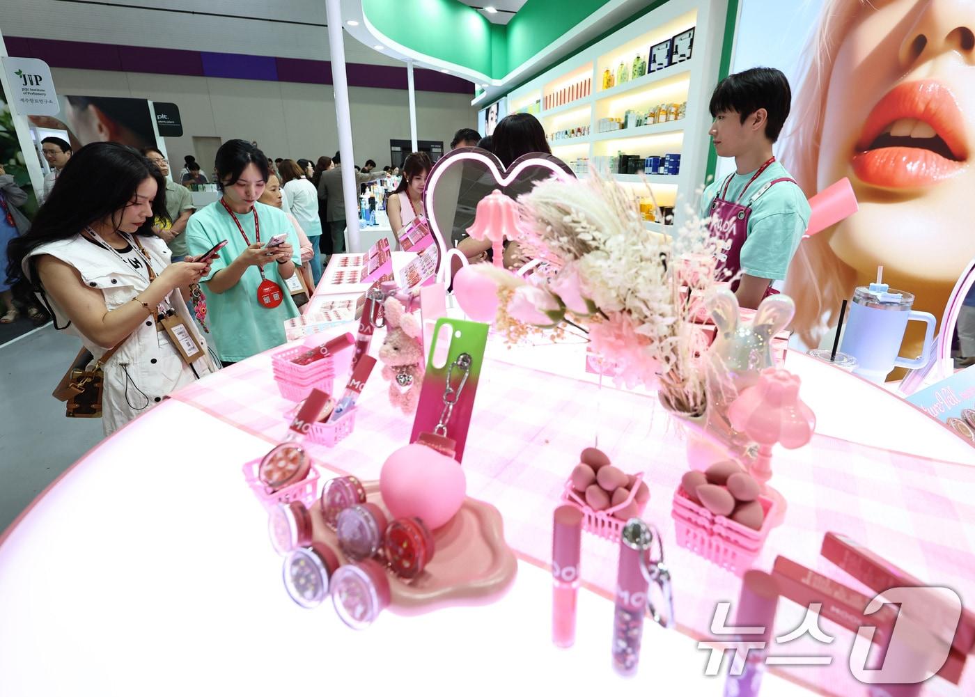 본문 이미지 - 2일 서울 강남구 코엑스에서 열린 글로벌 뷰티·화장품 전문 전시회 &#39;2025 인터참코리아&#39;에서 참관객들이 참가업체 부스를 둘러보고 있다. 2025.7.2/뉴스1 ⓒ News1 구윤성 기자