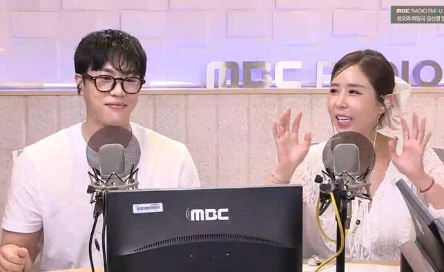 본문 이미지 - 가수 신지, 문원 / MBC 라디오 정오의 희망곡 보이는 라디오 캡처