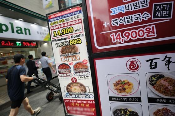 본문 이미지 - 지난달 서울 중구 명동거리의 한 식당에 음식 가격표가 붙어 있다. 2025.7.2/뉴스1 ⓒ News1 오대일 기자