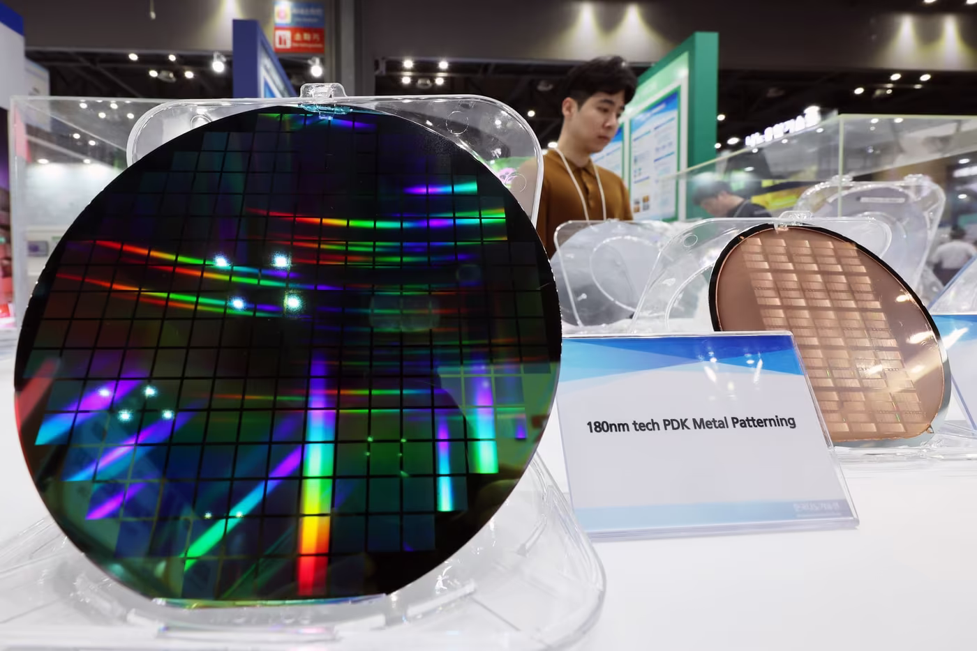 지난 7월 경기도 고양시 일산서구 킨텍스에서 열린 '나노코리아 2025'에 전시된 반도체 웨이퍼. 2025.7.2/뉴스1 ⓒ News1 황기선 기자