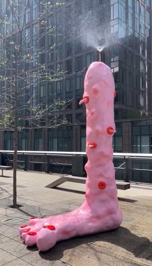 본문 이미지 - 미국 뉴욕 하이라인공원에 설치된 조형물인 &#39;발 분수&#39;&#40;Foot Fountain&#41;. &lt;출처=엑스&#40;X&#41;&gt;