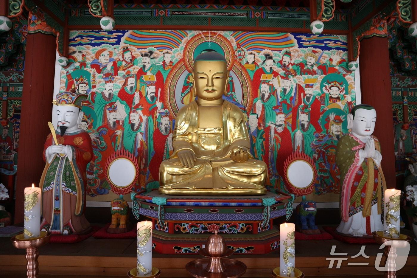 창원 성주사에 있는 석조지장보살삼존상.(경남도 제공. 재판매 및 DB금지)