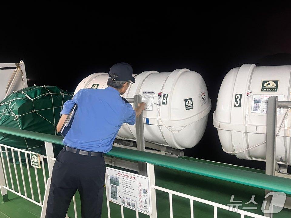 본문 이미지 - 해경 관계자가 오션비스타제주호 시설을 점검하고 있다.(사천해경 제공. 재판매 및 DB금지)