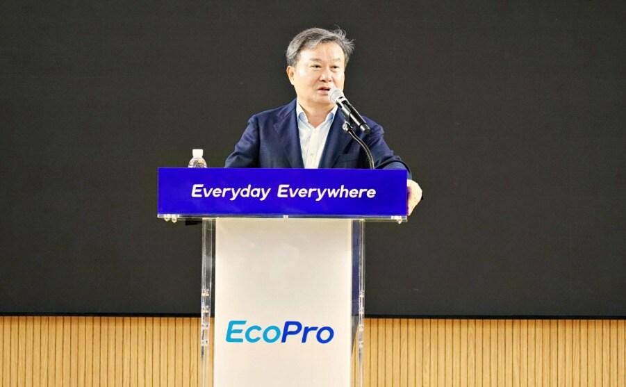 본문 이미지 - 지난 1일 충북 오창 에코프로 본사에서 개최한 3분기 분기 조회식에 참석한 이동채 창업주 모습. (에코프로 제공)