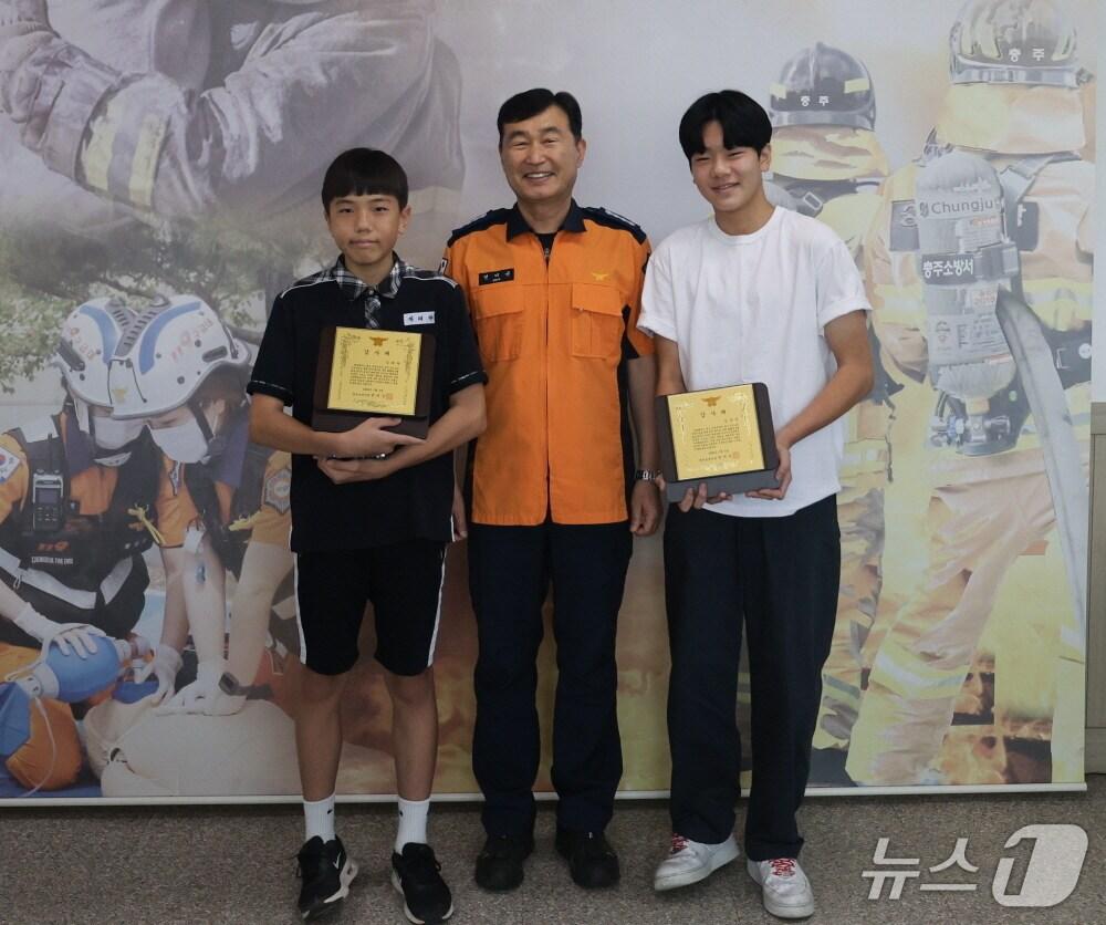 본문 이미지 -  2일 충북 충주소방서는 신속한 판단으로 물에 빠진 노인을 구한 고등학생과 중학생에게 감사패를 전달했다고 밝혔다.(충주소방서 제공. 재판매 및 DB금지)/뉴스1