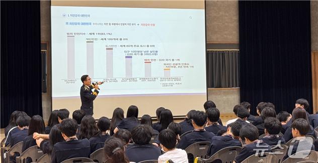 본문 이미지 - 전북 완주 상관중학교에서 특강하는 함영욱 전북경찰청 수사부장.(전북경찰청 제공. 재판매 및 DB금지)