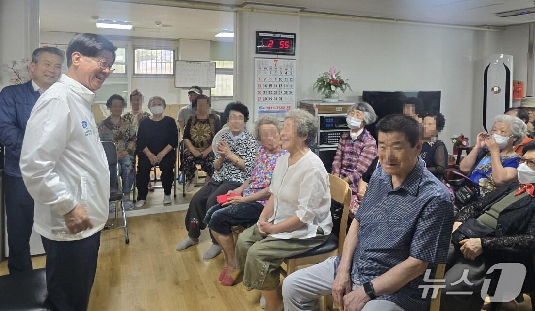 본문 이미지 - 정종복 기장군수가 마을 경로당을 찾아 노인들과 소통하고 있다.(기장군청 제공. 재판매 및 DB 금지)