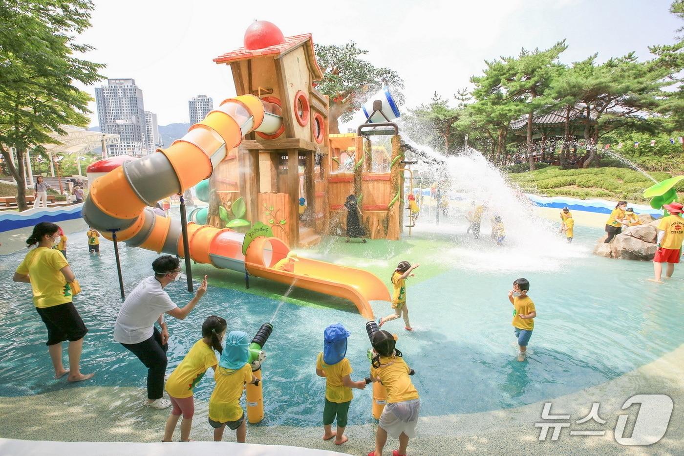 지난해 문원체육공원 임시 물놀이터.&#40;과천시 제공&#41;