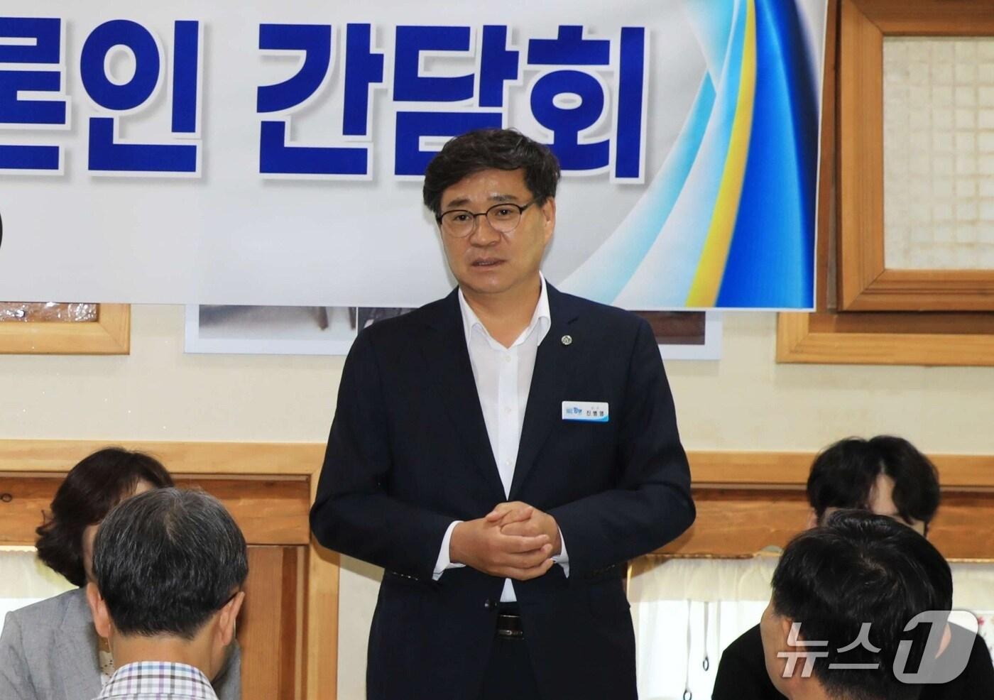 진병영 함양군수가 2일 열린 언론 간담회에서 '오르GO 함양' 사업에 대해 설명하고 있다. 2025.7.2/뉴스1 한송학기자