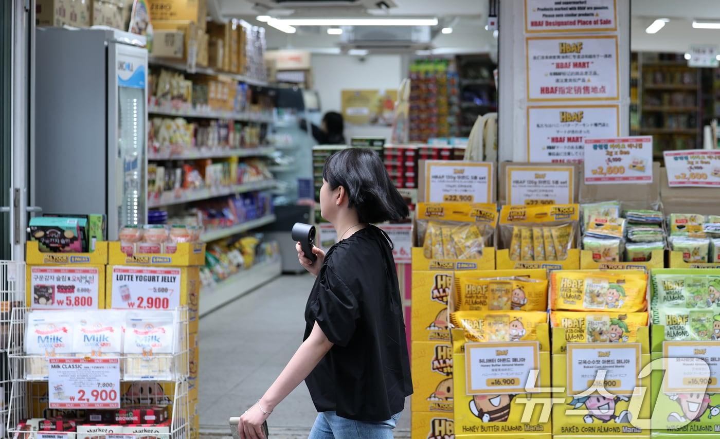 찜통더위가 기승을 부린 2일 서울 중구 명동거리의 한 점포에서 냉방기기를 가동한 채 문을 연 '개문냉방' 영업을 하고 있다. 2025.7.2/뉴스1 ⓒ News1 오대일 기자