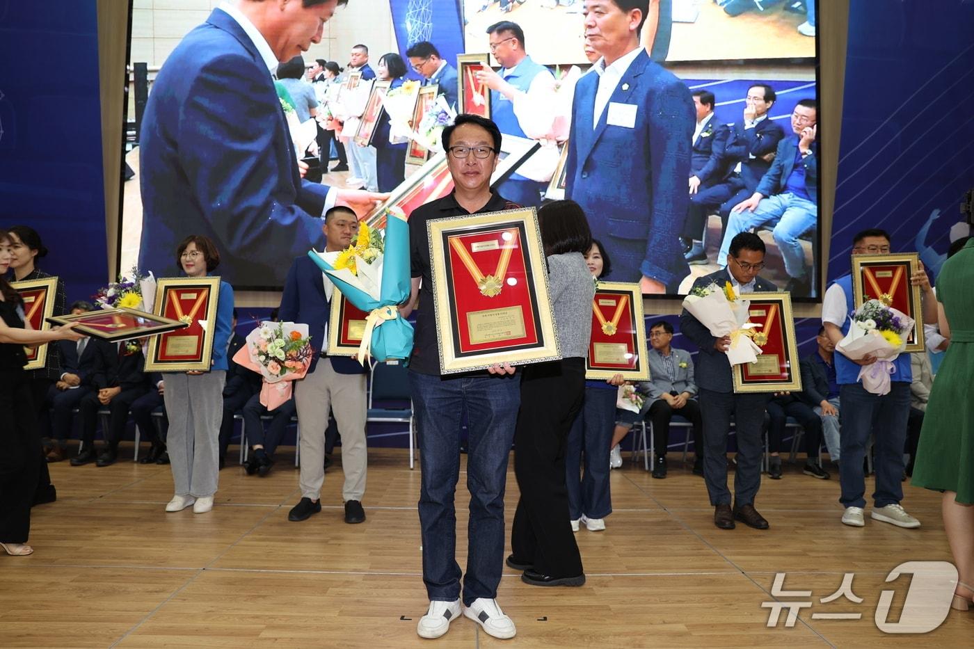 김민규 진안군의원이 전북시군의회의장협의회로부터 ‘지방의정봉사상’을 수상하고 있다.&#40;의회제공&#41;2025.7.2/뉴스1