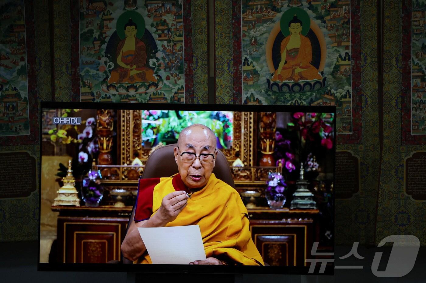2일&#40;현지시간&#41; 인도 히말라야 산악지역 다람살라에서 열린 고위급 티베트 불교 종교회의에서 티베트의 정신적 지도자인 달라이 라마가 영상으로 연설을 하고 있다. 2025.07.02 ⓒ 로이터=뉴스1 ⓒ News1 김지완 기자