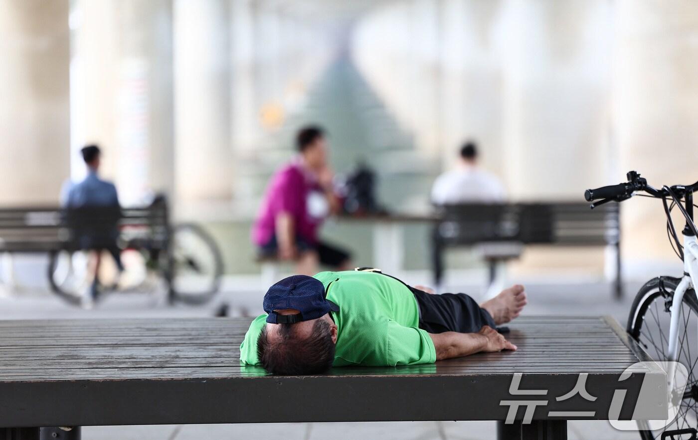 무더위가 이어진 2일 서울 영등포구 여의도한강공원에서 시민들이 휴식을 취하고 있다. 2025.7.2/뉴스1 ⓒ News1 김도우 기자