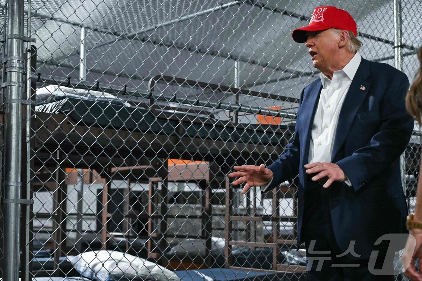 도널드 트럼프 미국 대통령이 1일&#40;현지시간&#41; 미국 플로리다주 오초피에 있는 이른바 &#39;엘리게이터 앨커트래즈&#39; 이민자 구금 시설을 둘러보고 있다. ⓒ AFP=뉴스1