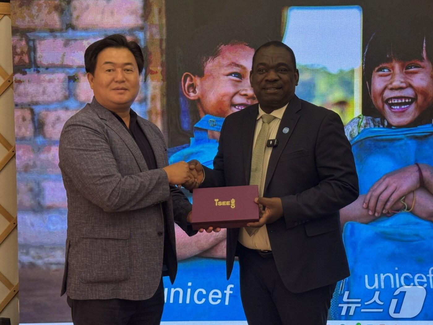 본문 이미지 - 임병택 시흥시장(왼쪽)이 '에바리스트 쿠아시-콤란' 유니세프 몽골사무소 대표에게 시흥시 기념품을 전달하고 있다.(시흥시 제공)
