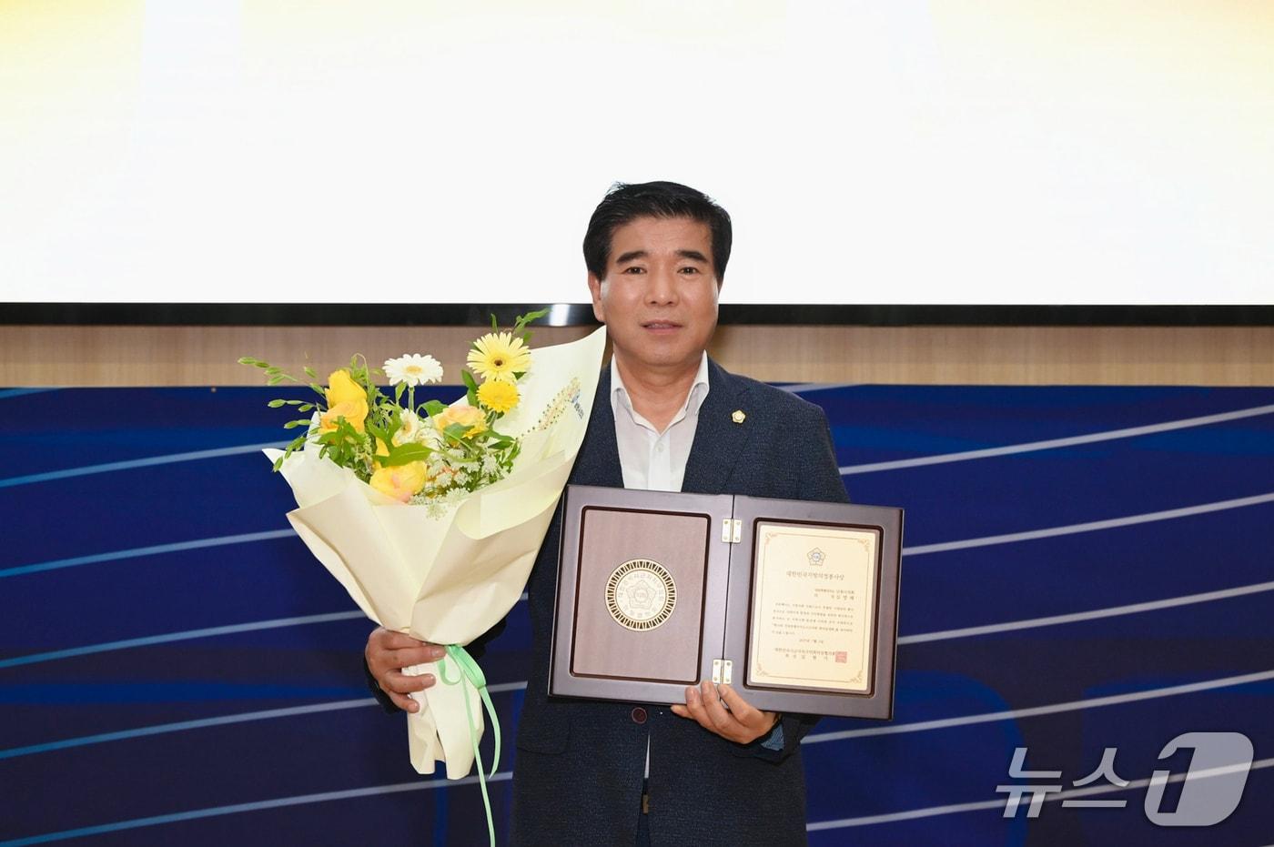 2일 대한민국시군자치구의회의장협의회 수여 &#39;대한민국지방의정봉사상&#39;을 수상한 김영태 남원시의회 의장이 기념 촬영을 하고 있다.&#40;남원시의회 제공&#41;/뉴스1