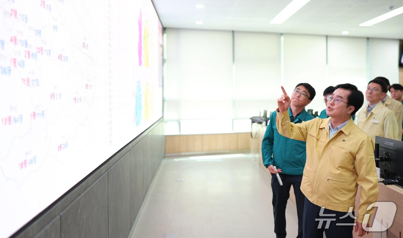 지난해 8월 재난상황실을 찾아 폭염상황을 살펴보는 김동연 경기도지사.(경기도 제공. 재판매 및 DB금지)