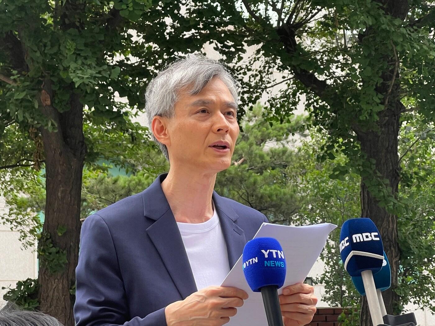 본문 이미지 - 신승목 적폐청산국민참여연대 대표가 2일 오후 서울 마포구에 있는 서울경찰청 광역수사단 반부패수사대로 출석하고 있다. 2025.7.2/뉴스1 ⓒ News1 김민수 기자