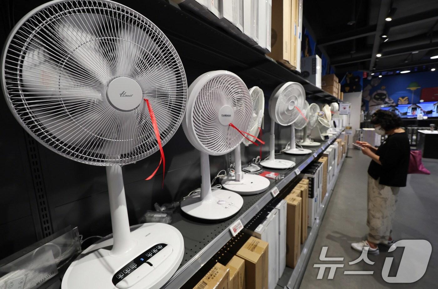 기록적인 무더위에 선풍기, 냉풍기 등 냉방 가전 수요가 급증하고 있다. 2일 서울의 한 대형마트를 찾은 한 시민이 선풍기를 둘러보고 있다. 2025.7.2/뉴스1 ⓒ News1 박지혜 기자