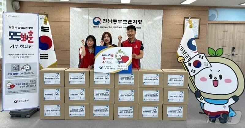 본문 이미지 - 롯데케미칼 여수공장은 국가보훈부 전남동부보훈지청과 함께 관내 취약계층 고령 국가유공자 40가구에 생필품 꾸러미를 전달하고 기념사진을 찍고 있다.(롯데케미칼 제공. 재판매 및 DB 금지)