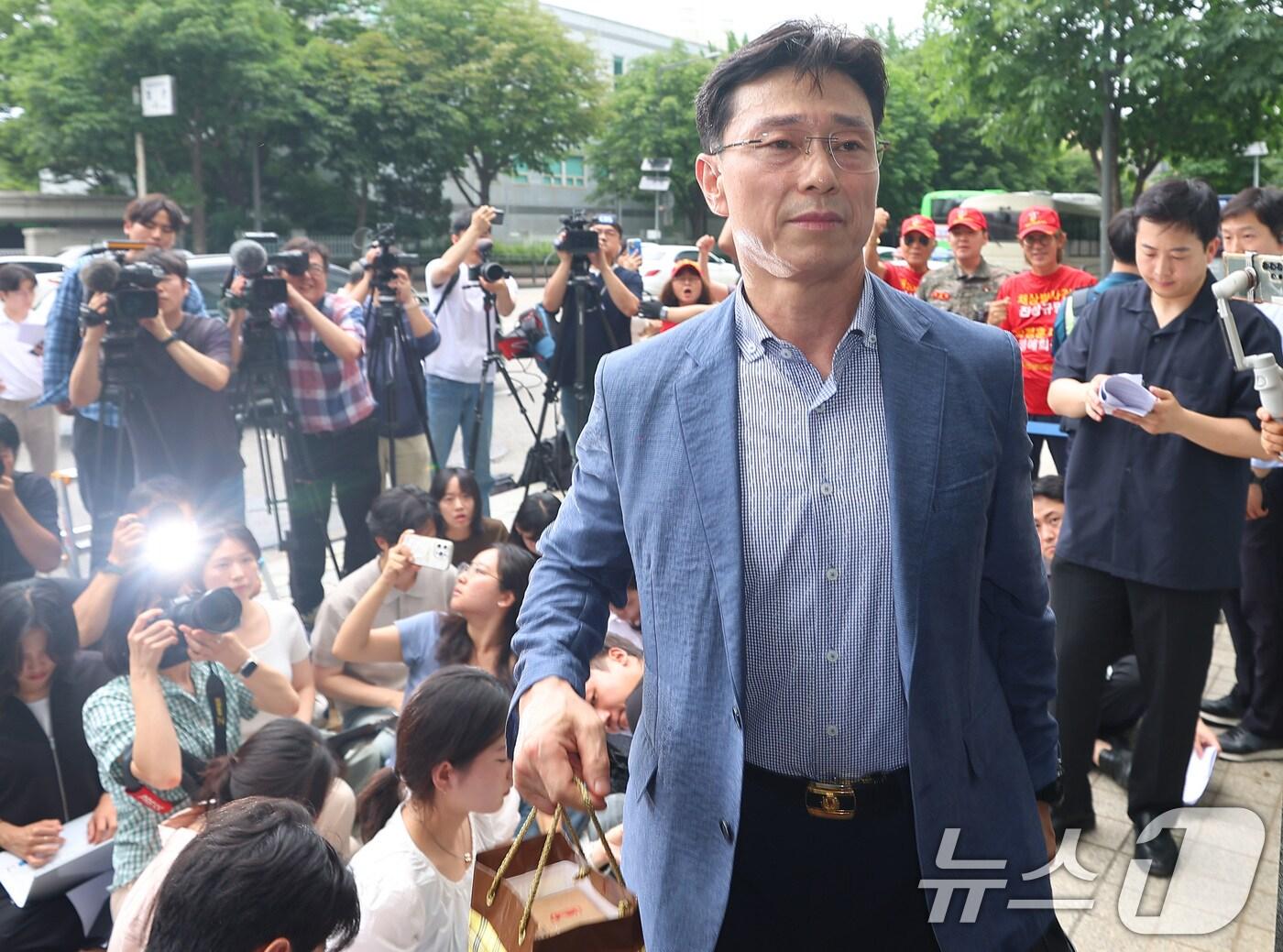 본문 이미지 - 채수근 해병 순직 사건 관련 구명 로비 의혹을 받는 임성근 전 해병대 1사단장이 2일 오후 서울 서초구 서초중앙로 순직해병 특별검사팀으로 소환 조사에 출석하고 있다. (공동취재) 2025.7.2/뉴스1 ⓒ News1 박정호 기자