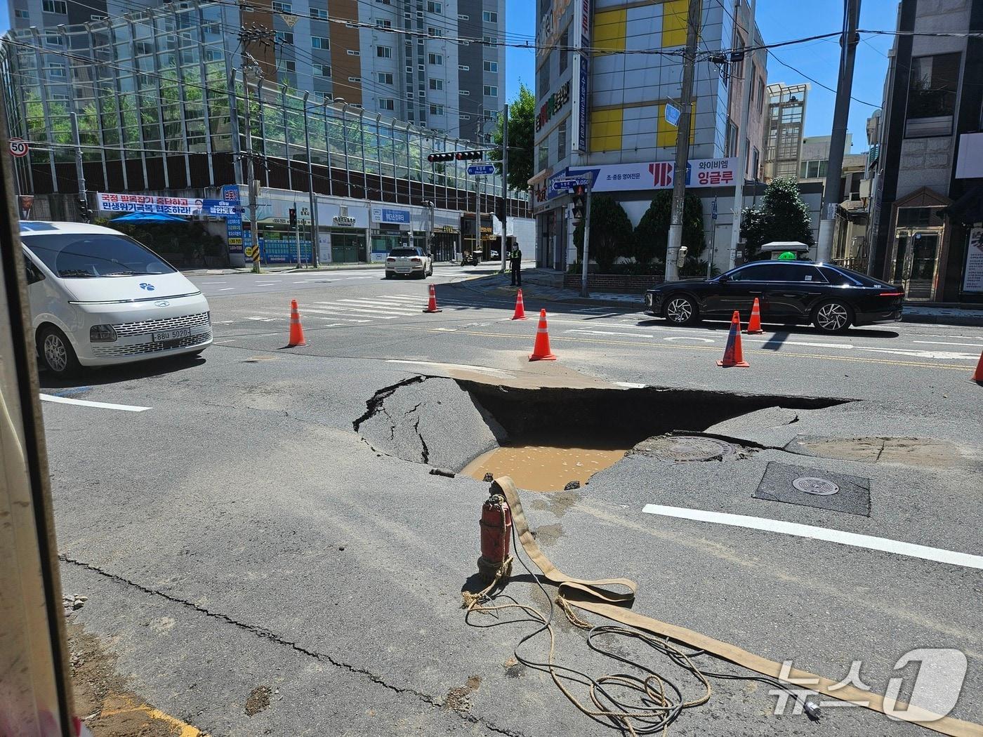 본문 이미지 - 2일 낮 12시 30분쯤 광주 남구 방림동 사거리에서 상수관로 연결부위가 파손되면서 누수 이후  나타난 도로 땅꺼짐 현상의 모습.(독자 제공. 재판매 및 DB 금지)