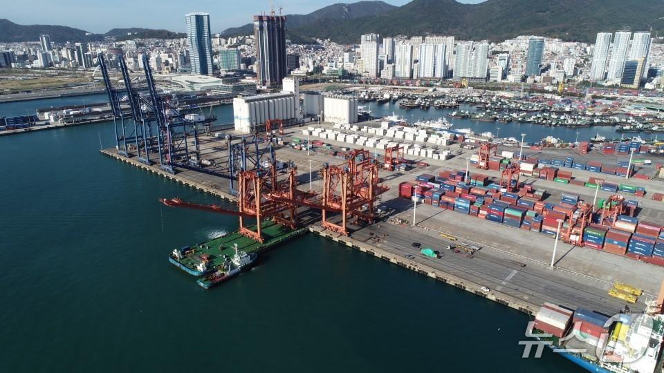 본문 이미지 - 2024년 10월 자성대 부두 이전 작업 당시 전경.&#40;BPA 제공. 재판매 및 DB 금지&#41;