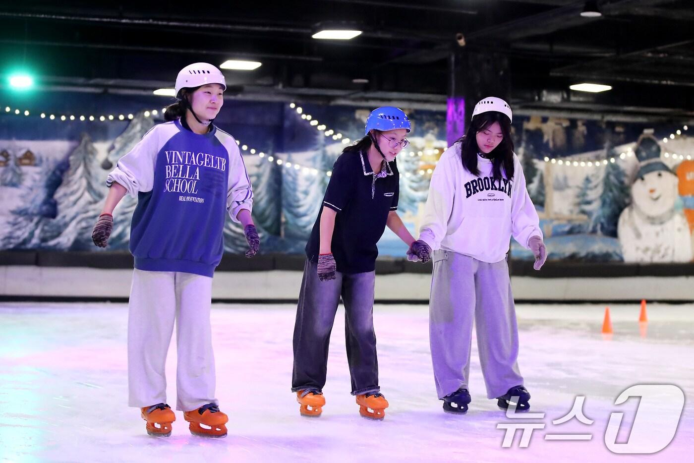 전국 대부분 지역에 폭염 특보가 발효된 2일 오후 대구 달서구 테마파크 이월드 83타워 아이스링크를 찾은 청소년들이 무더위를 피해 스케이트를 즐기고 있다. 2025.7.2/뉴스1 ⓒ News1 공정식 기자