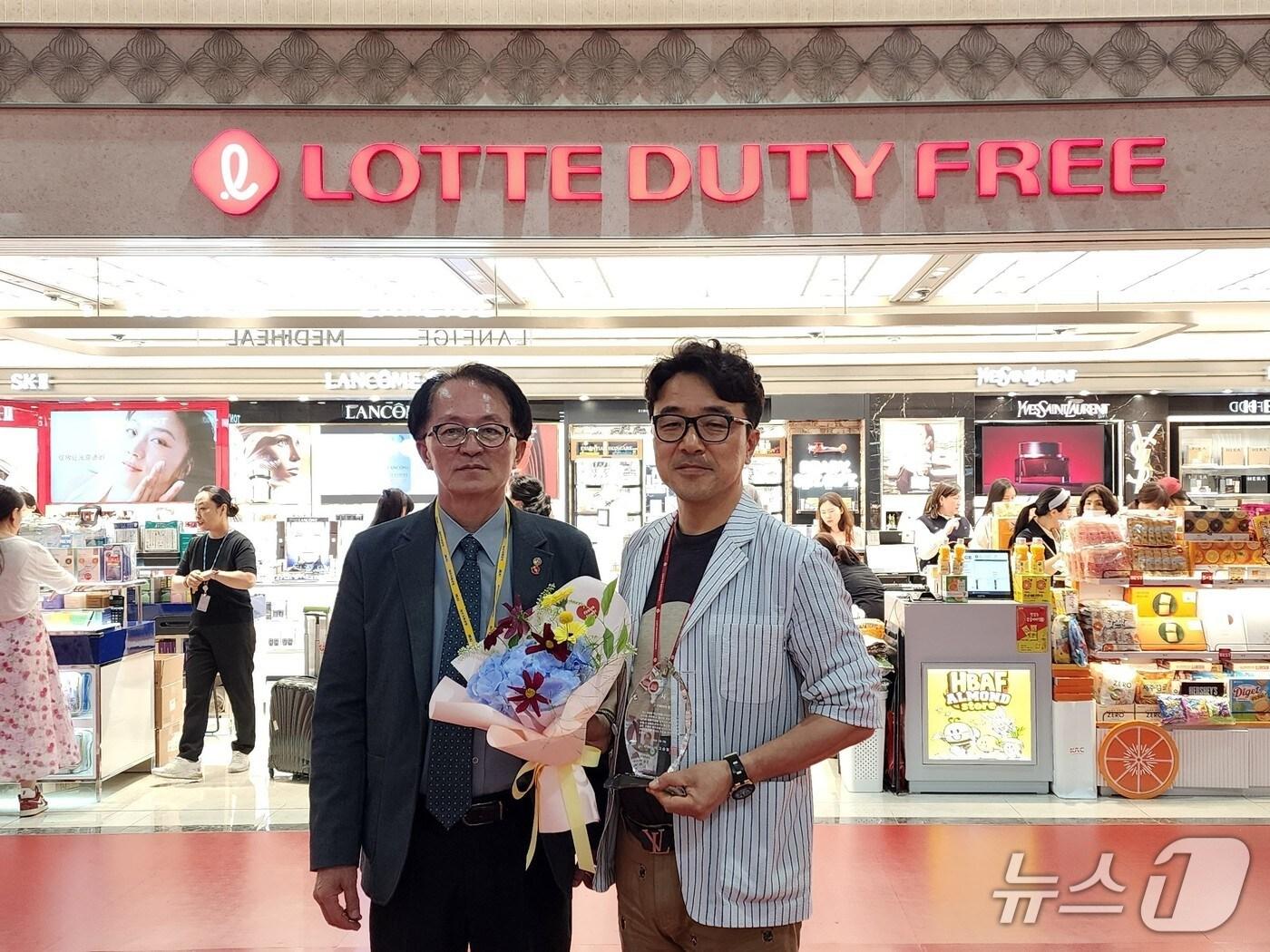 본문 이미지 - 고승철 제주관광공사 사장과 롯데면세점 윤남호 점장(제주관광공사 제공)/뉴스1 